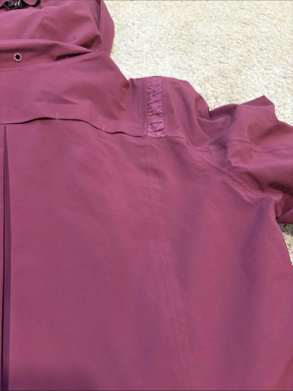 Lululemon Women’s Waterproof Rain Jacket Size 6 Burgundy Cassis Packaway Hood